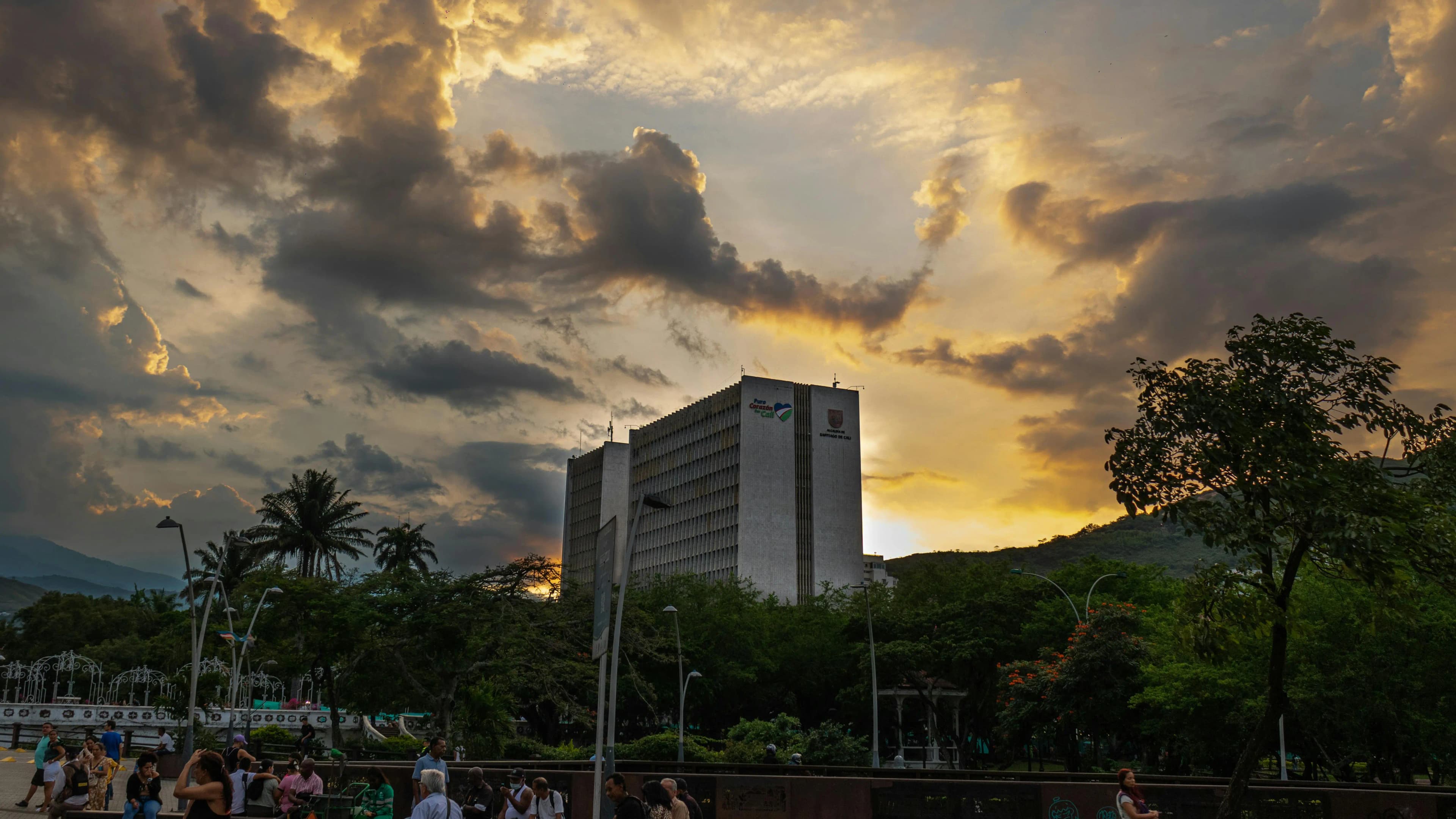 Paisaje urbano de Cali al atardecer